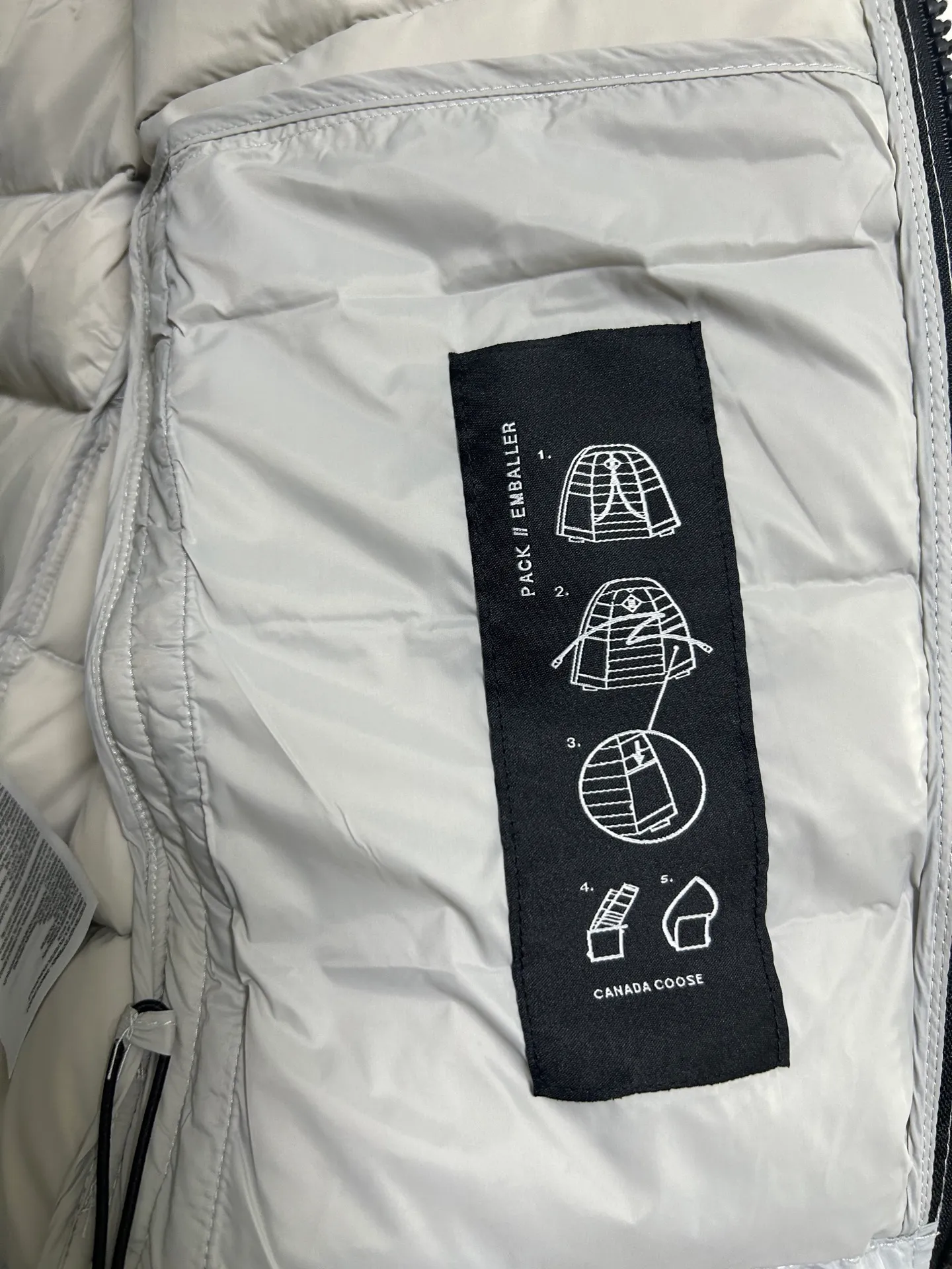 P660 CANADA GOOSE Canada Goose Crofton solid color hooded zipper outdoor warm rib down jacket 90 down filling 750 fill power Tajima embroidery white duck down short lightweight hooded down jacket jacket small zipper pocket on the chest side for storing things The Thorium AR hooded model is versatile, durable and warm. It can be used as a mid-layer in winter and winter, or worn alone. It can also be easily worn with hard-shell clothing in cold environments.     The fabric has been improved with AratoTM30 nylon fabric with fine texture, which is super warm and very wear-resistant. It is also treated with DWR, which can effectively prevent water and moisture.     DownCompositeMapping zone filling technology can reasonably allocate down insulation and synthetic insulation areas. The simple design of StormHoodM is made of synthetic insulation materials. Zippered hand pockets, inner zipper pockets. Combination of technology and technology. Lightweight and warm. Three-dimensional tailoring. Hooded design. Complete three-label accessories. What you see is what you get. Same style for men and women. Color: off-white. Size: M-3XL.
